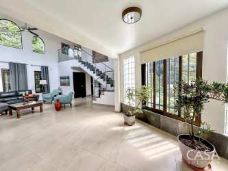 Bright entryway with vaulted ceiling and decorative double doors in Valle de Antón Panama