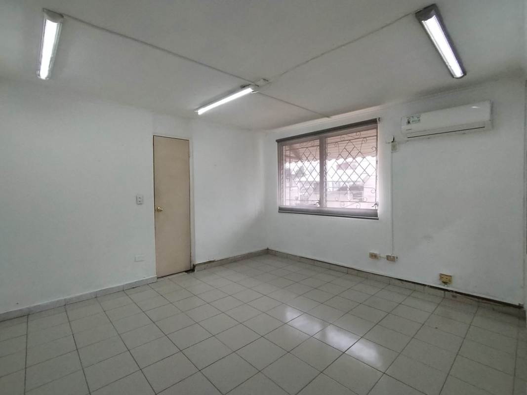 Unfurnished office with AC ready, tiled floor in Villa Cáceres Panama
