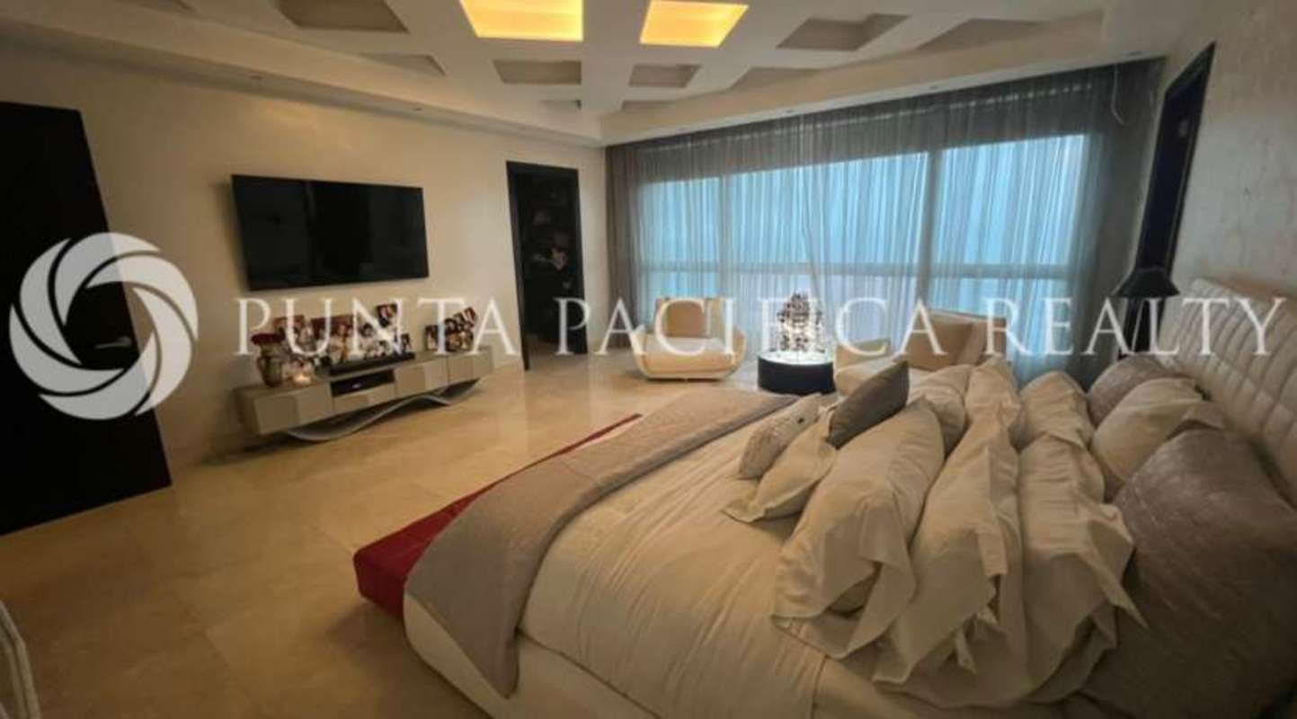 Bright living area with ocean views, marble floors, elegant furnishings in PH Venetian Panama