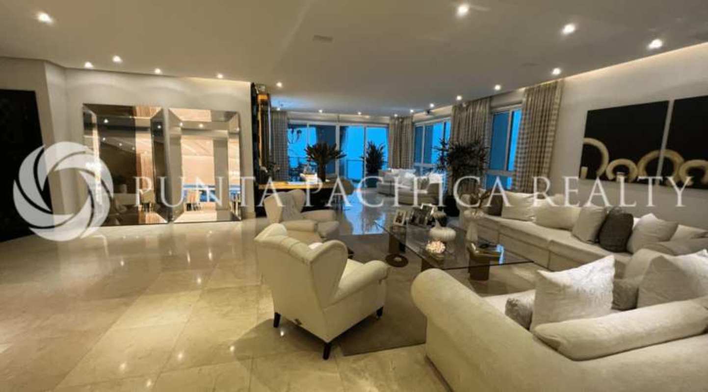 Spacious master suite with floor-to-ceiling windows, balcony access, city and ocean views in PH Venetian Punta Pacífica