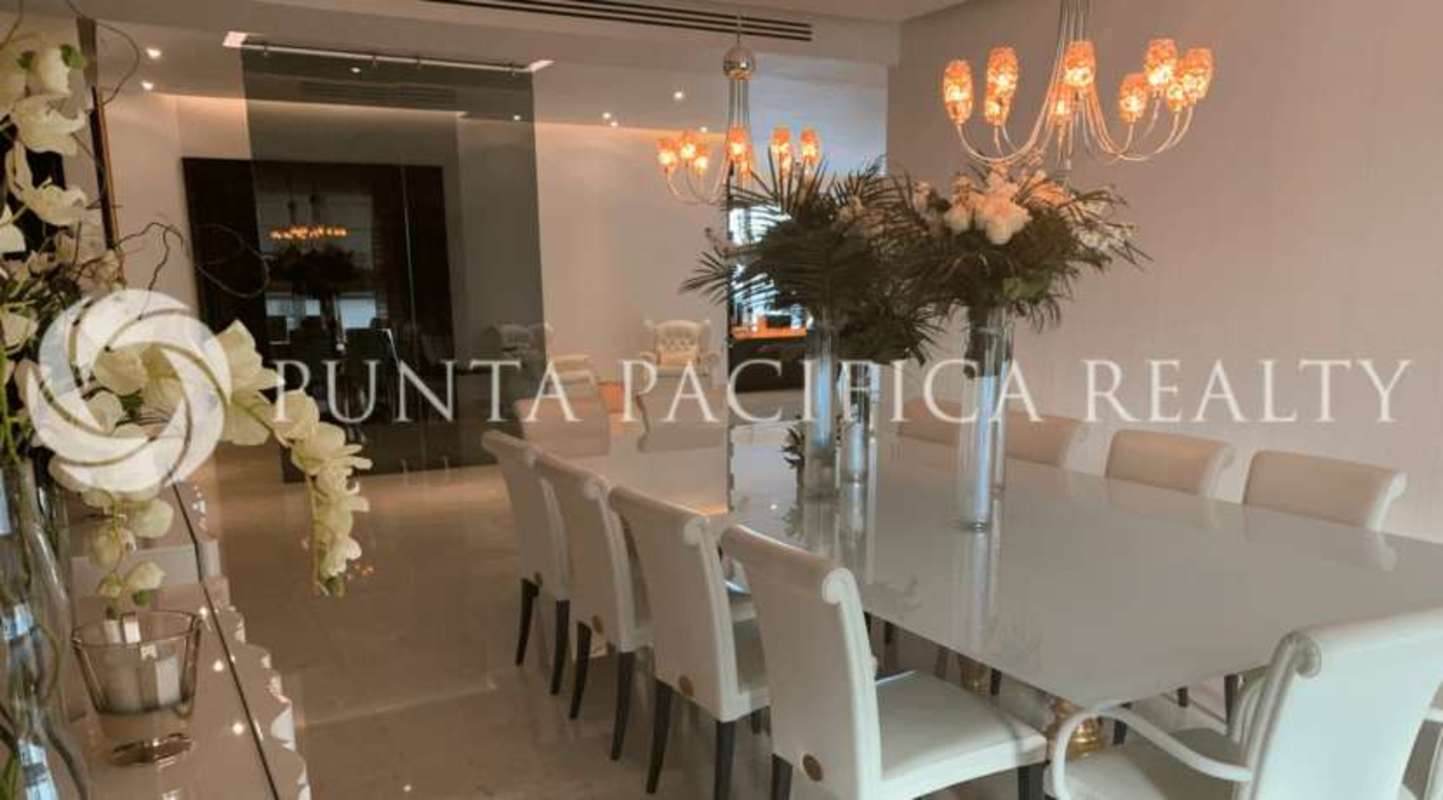 Dining area with modern chandeliers, glass table, luxury decor and city views in PH Venetian Punta Pacífica