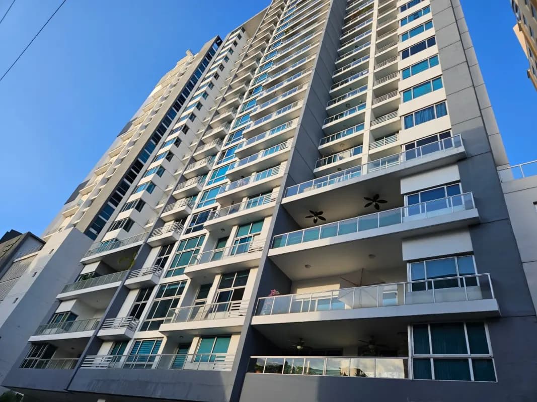 Rooftop swimming pool with sun loungers at PH Miro El Cangrejo Panama