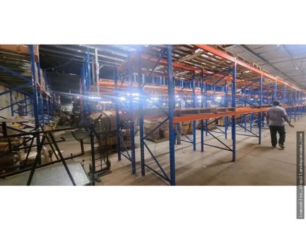 Interior warehouse space with metal racks for storage in La Loceria Betania Panama