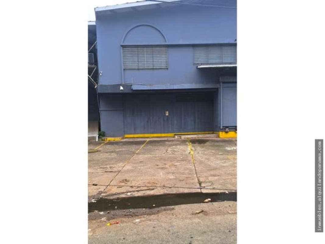 Secure entrance driveway and parking of industrial warehouse in Betania Panama