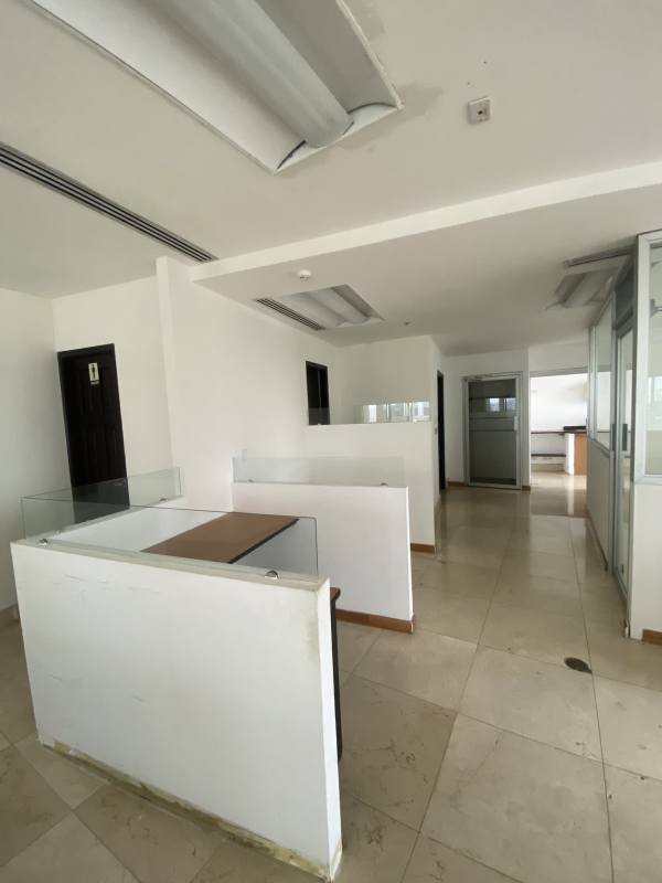 Bright commercial office with floor-to-ceiling windows overlooking Panama City skyline, located in F&F Tower Calle 50