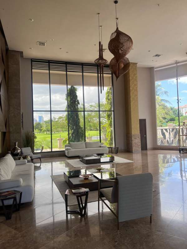 Luxury master bathroom featuring bathtub, double vanity, panoramic city and golf views in PH La Vista Santa María Panama