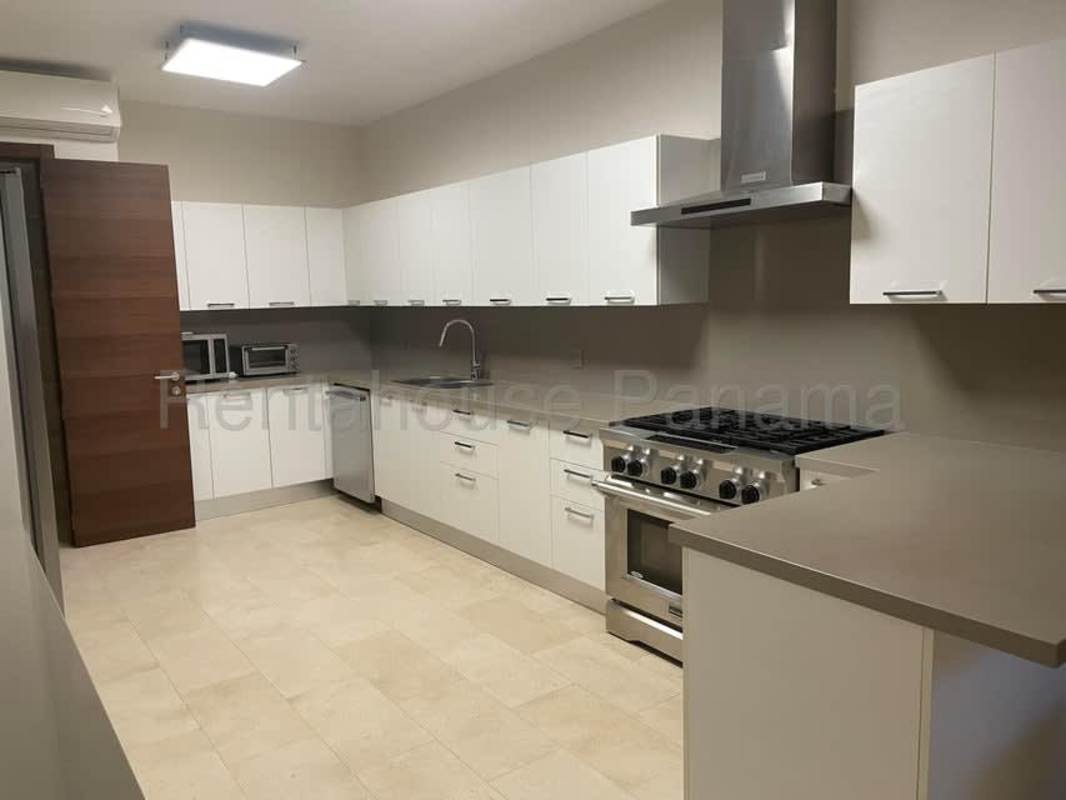 Large panoramic balcony overlooking golf course and city skyline in PH Green View