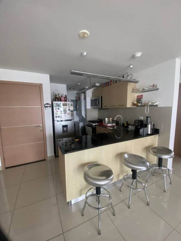 Kitchen with breakfast counter, modern cabinetry in PH Torres de Castilla Panama
