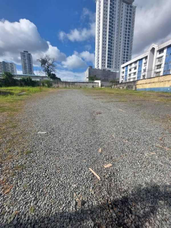 Vacant lot with development potential in urban area Panama City