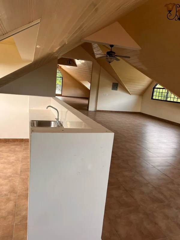 Luxury 5BR House with Terrace & Attic in Altos de Curundu, Albrook