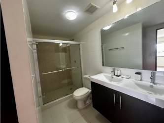 Contemporary kitchen with appliances in PH Midrise Woodlands Panama Pacifico