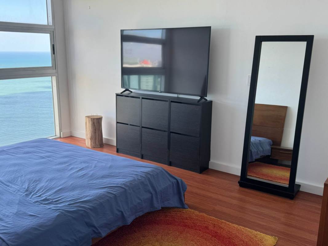 Secondary suite bedroom with city skyline views and Smart TV PH White Tower Panama