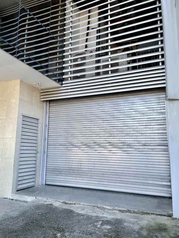 Warehouse interior with polished concrete floor, exposed pipes, commercial Panama Viejo Business Center