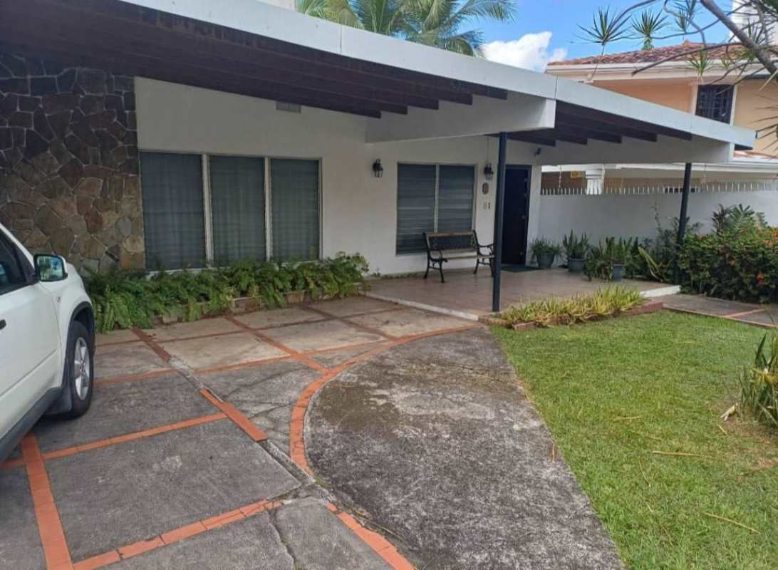 Single-story house with covered carport, garden, stone accent wall and porch - Commercial property San Francisco Panama
