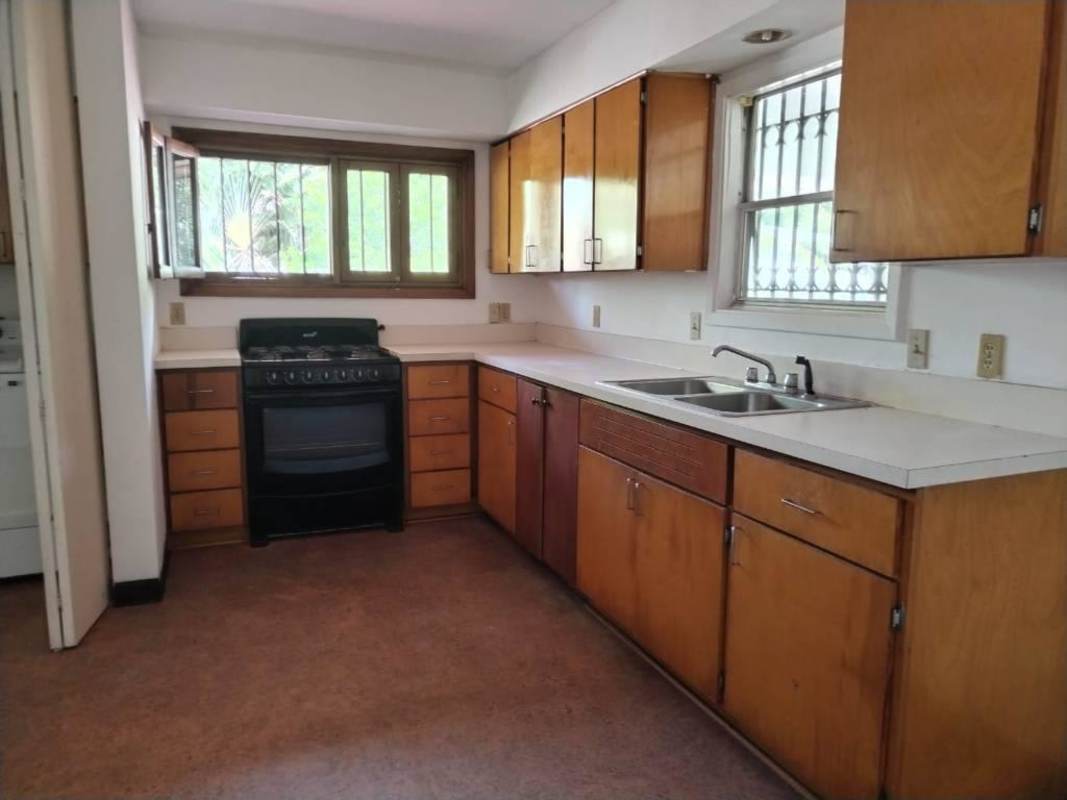 Bedroom featuring large window, window AC unit, closet at Clayton Park Panama