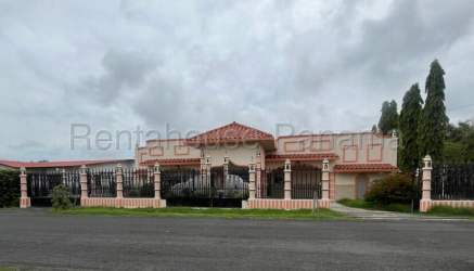 Spacious 3BR House with Pool in Residencial Miramar Santiago