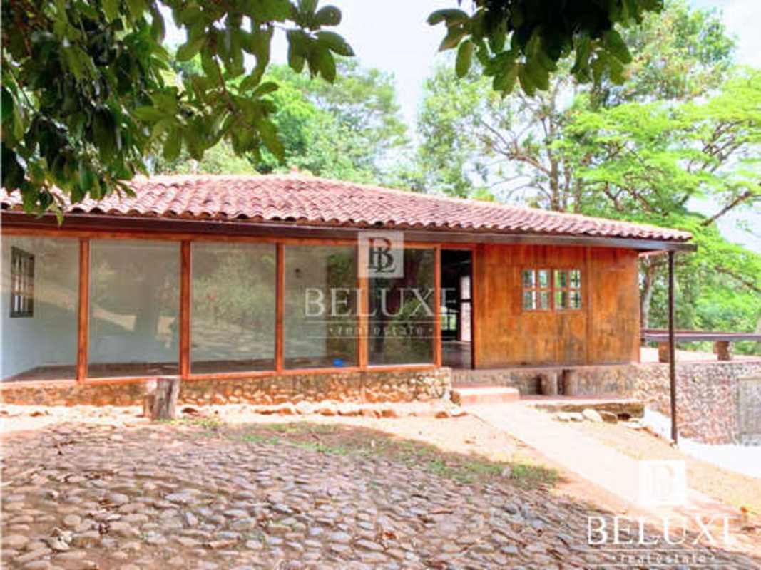 Rustic Country House on 2.4 Hectares with Pool Cerro Azul