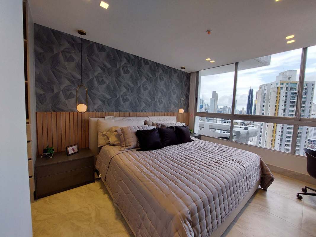 Spacious bedroom with floor-to-ceiling windows and skyline view in PH Luxor 400 Panama City
