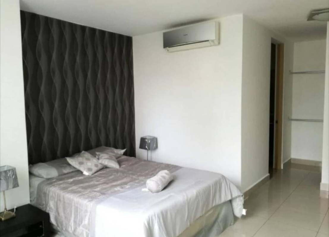 Spacious master bedroom with accent wall walk-in closet split AC in PH Citrus San Francisco Panama for rent