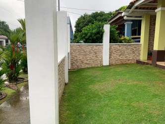 Fenced yard with garden Platinium Park single-family house Panama
