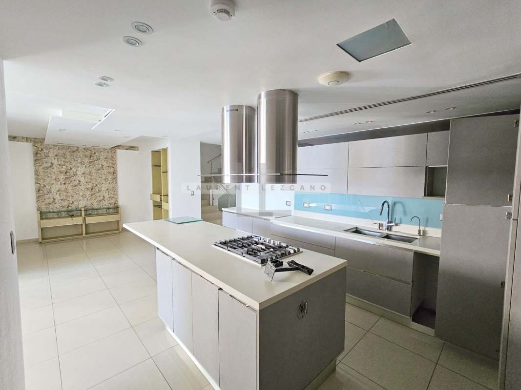 Bedroom suite walk-in closet, ocean views, bright PH Marina Terrace Panama City