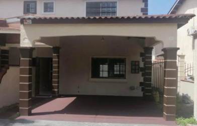 Covered parking area with tile roof and arch entrance Los Cortijos Vista Alegre