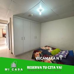 Bedroom with built-in wardrobe and floral bedspread Penonomé rental house