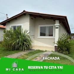 Spacious backyard patio with lawn and concrete wall at Residencial Palo Alto Penonomé house for rent