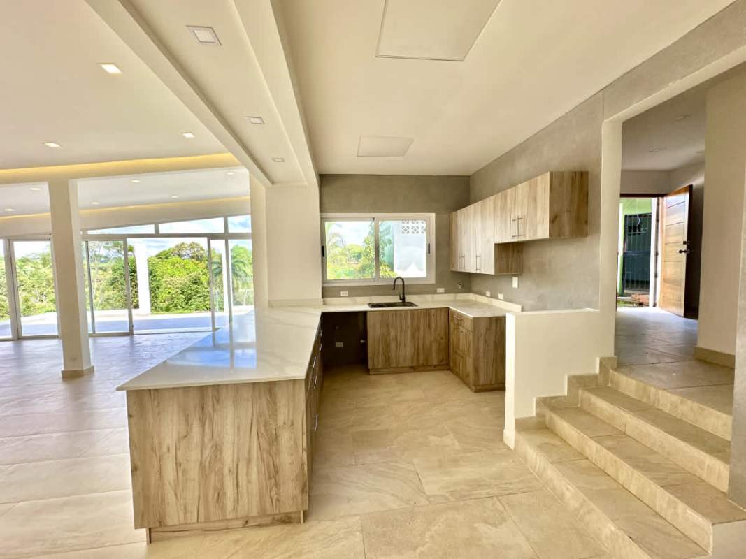 Renovated 5BR Lake View Family Home in Las Cumbres