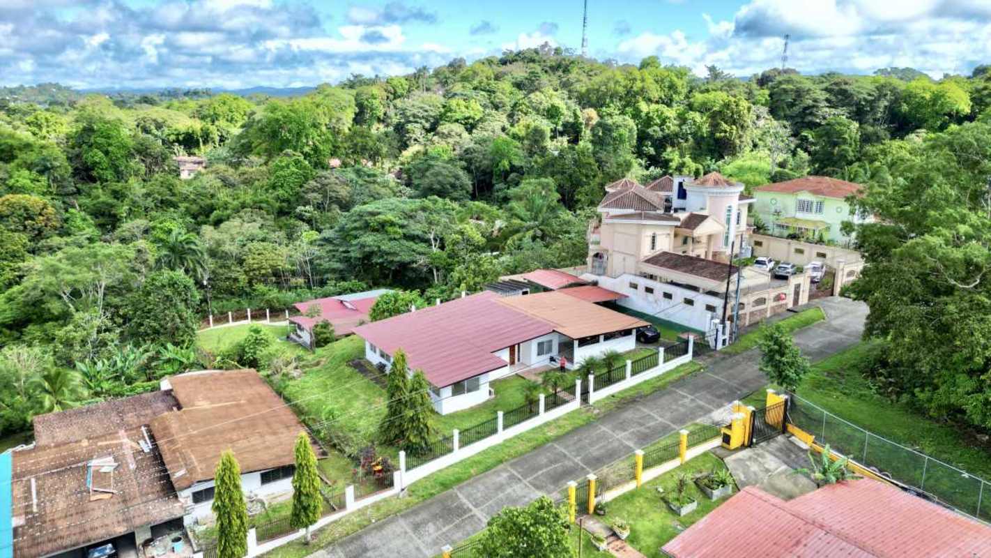 Spacious green yard with mature trees facing lake in Las Cumbres Panama