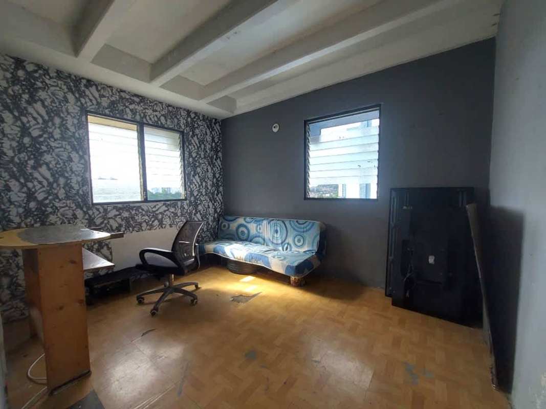 Bright room with large windows, wallpaper accent wall and wooden flooring in PH Los Libertadores Panama