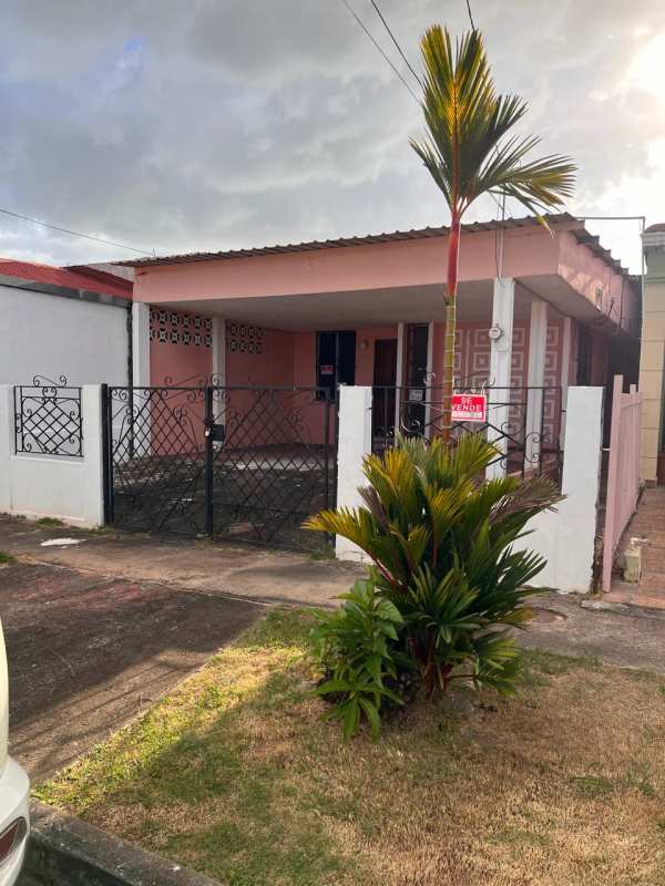 Kitchen with ceramic tile countertops, dark cabinetry Don Bosco house for sale Panama