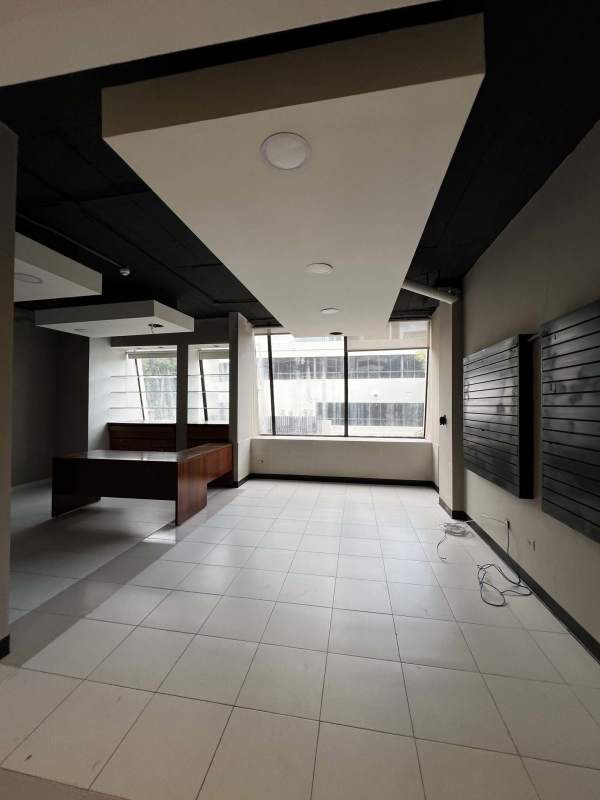 Modern commercial office with wide windows and tiled floor in PH VIP Tower Calle 50 Panama