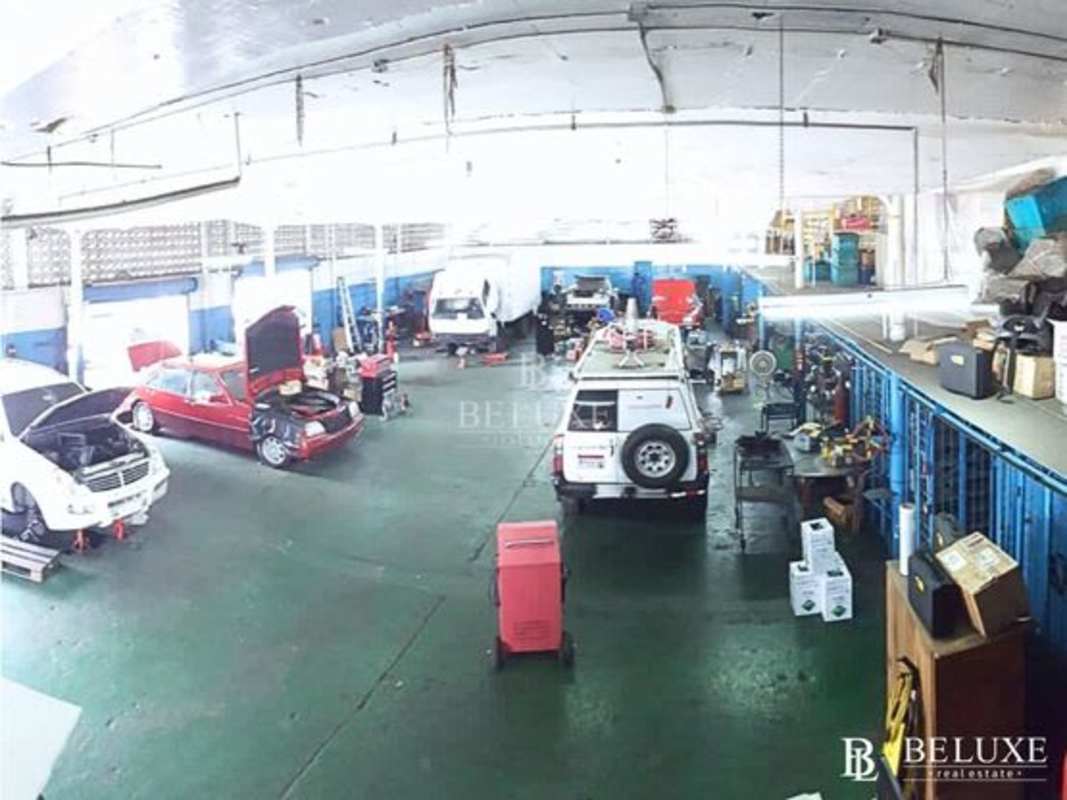 Spacious auto repair facility interior with equipment Parque Lefevre Panama