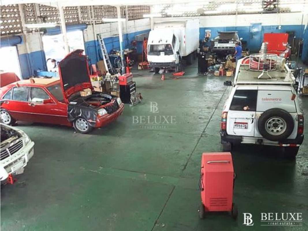 Auto workshop space with tools and storage Parque Lefevre Panama City