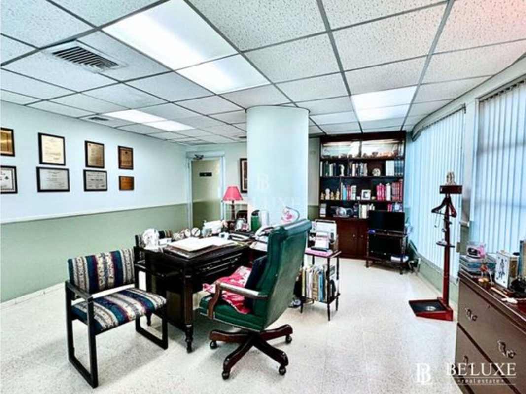 Private office rooms inside commercial property Plaza San Fernando via España Panama