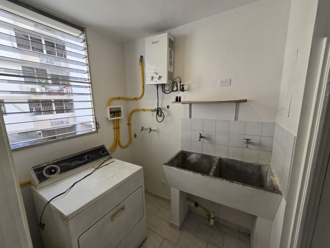 Bedroom with window, ceiling fan, AC, closet PH Ocean View apartment Panama