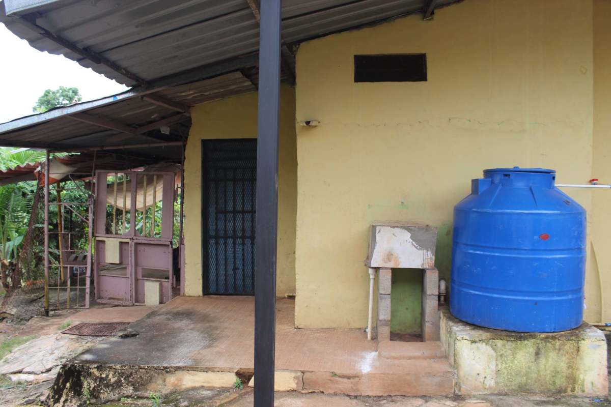 Outdoor sink with water tank metal gate Pedregalito Tocumen Panama