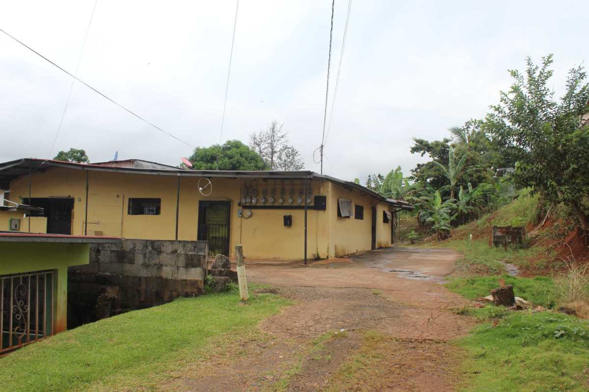 Covered porch with fencing and garden area Pedregalito Tocumen Panama
