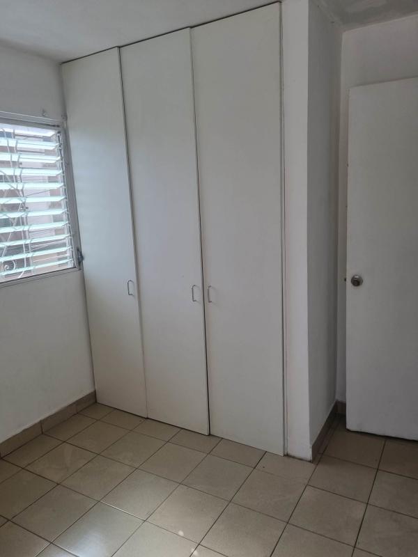 Bedroom built-in closet window security bars rent Tocumen apartment