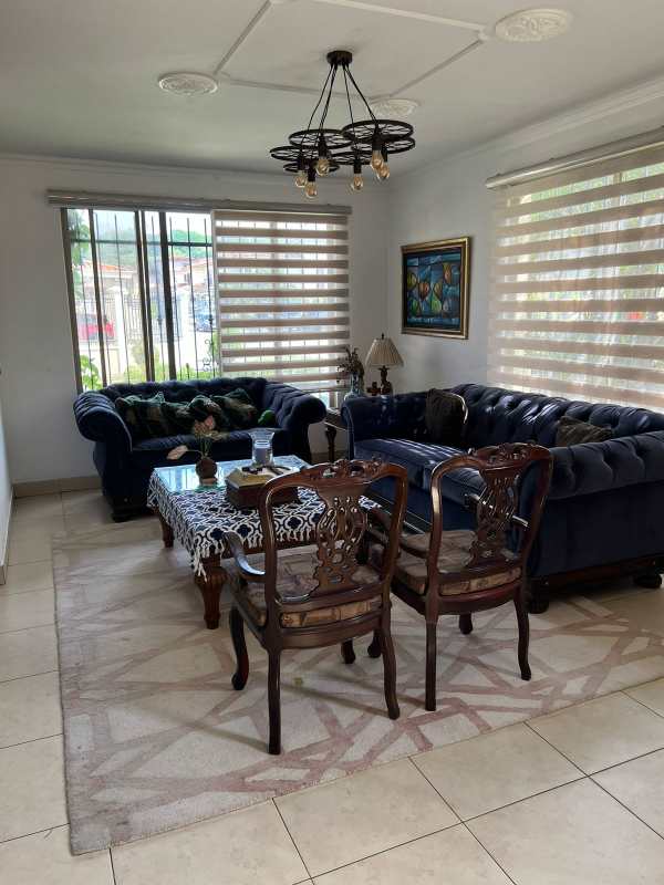 Living room with comfortable sofas, large window blinds and AC in Paseo Dorado Clayton Panama