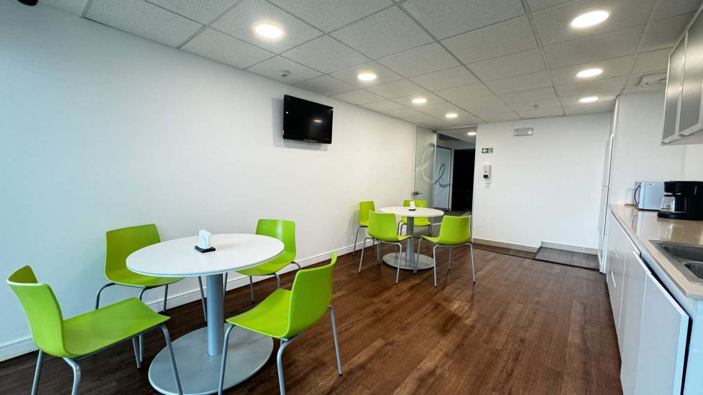 Bright staff break area with kitchenette features at Oceania Business Plaza in Panama City