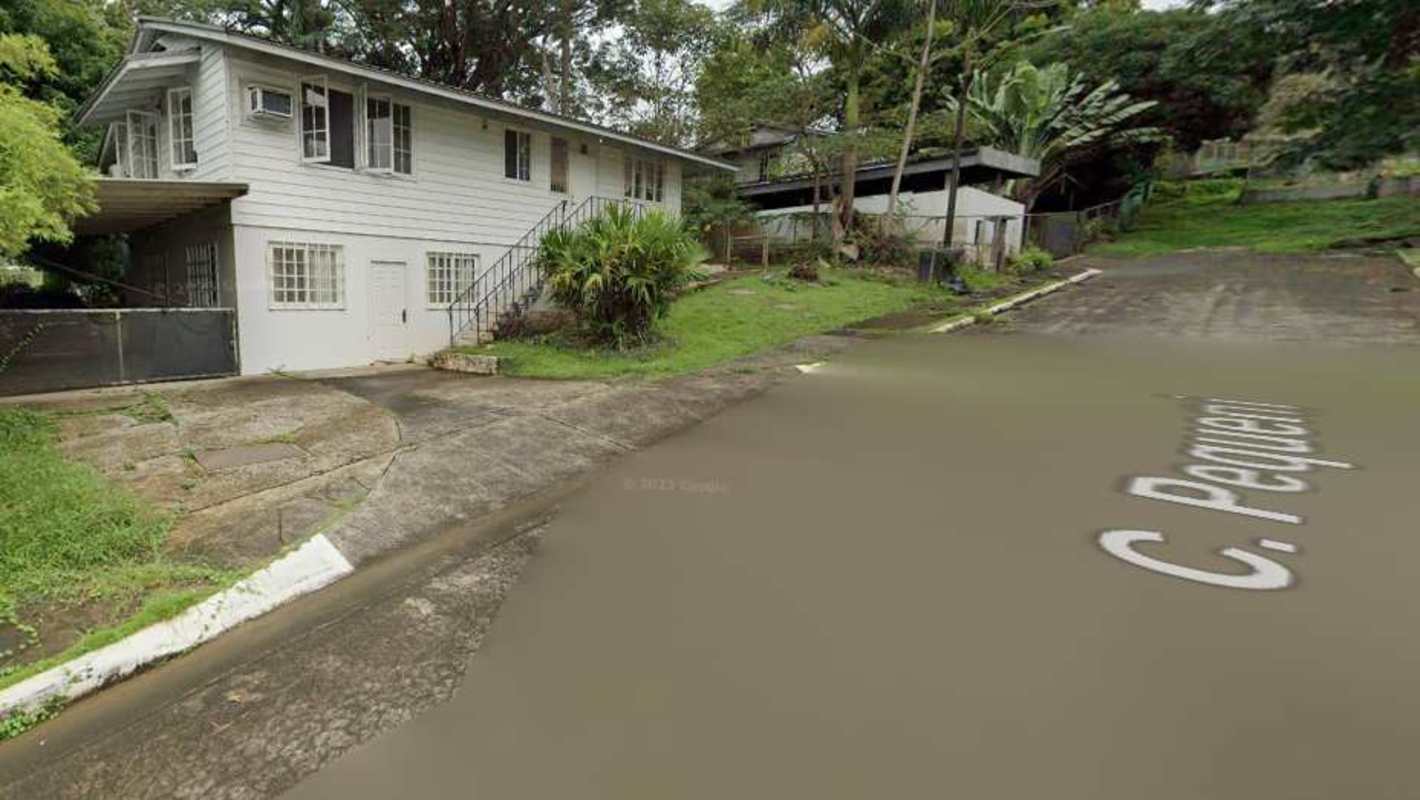 Elevated two-level Canal Zone home with front patio yard Los Ríos