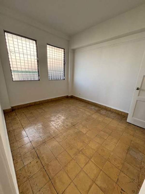 Bright empty bedroom with tiled floors and windows, Edificio La Exposición Perejil Panama