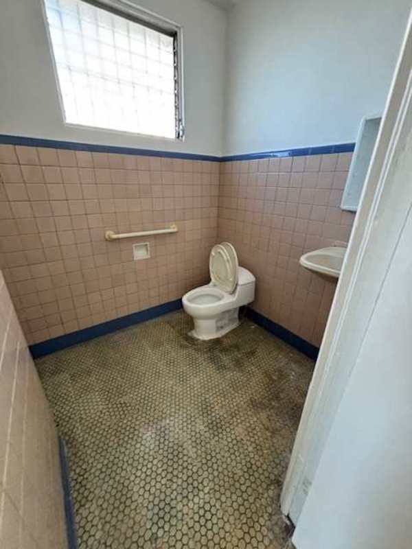 Three-story beige apartment with balconies Edificio La Exposición Perejil Panama