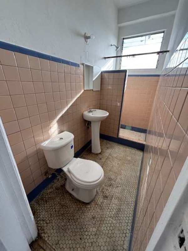 Pedestal sink, toilet and tiled walls Perejil rental apartment Panama