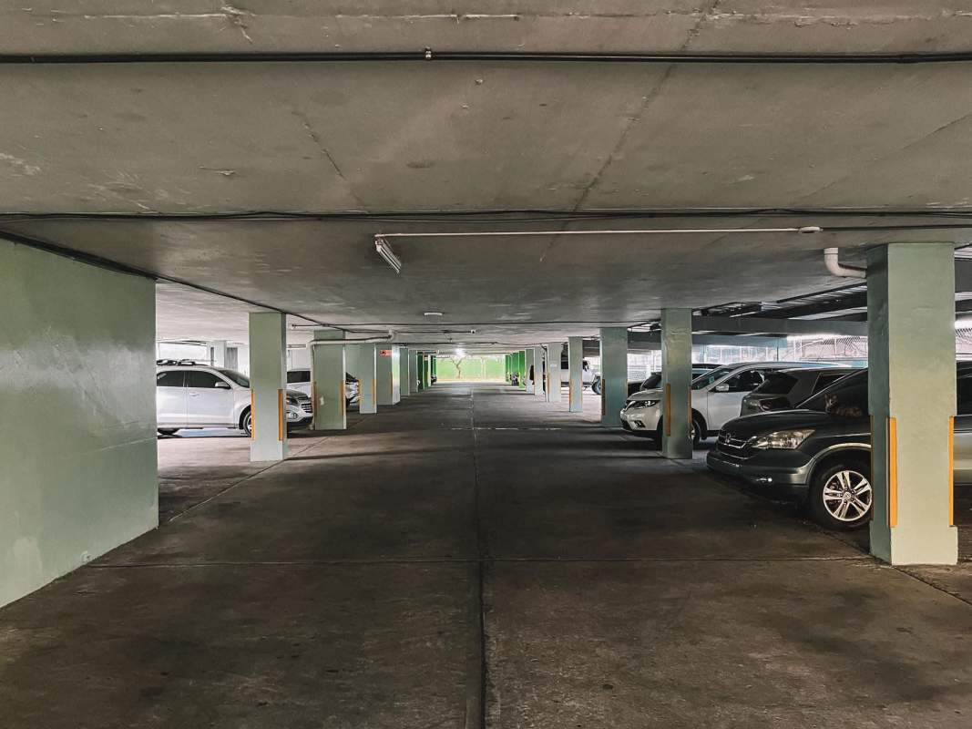 Second bedroom with window built-in closet ceiling fan PH Plaza España Panama