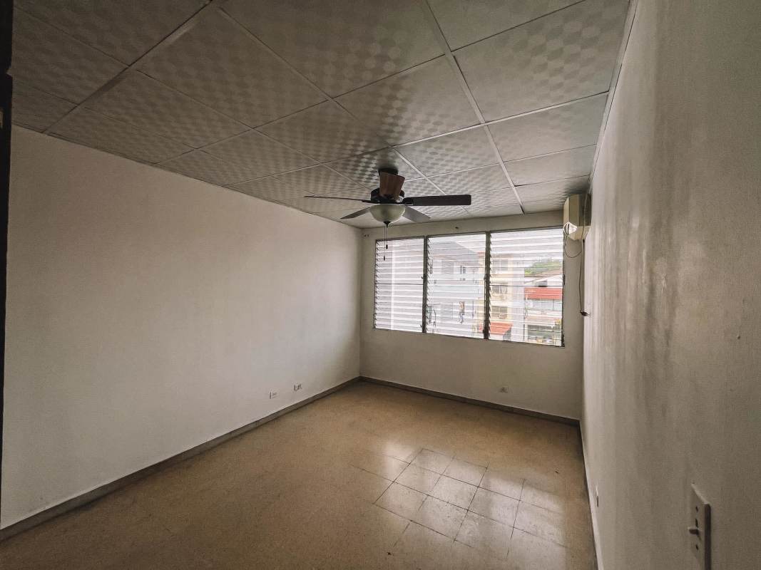Bathroom featuring vessel sink wall mirror glass shelves PH Plaza España Hato Pintado