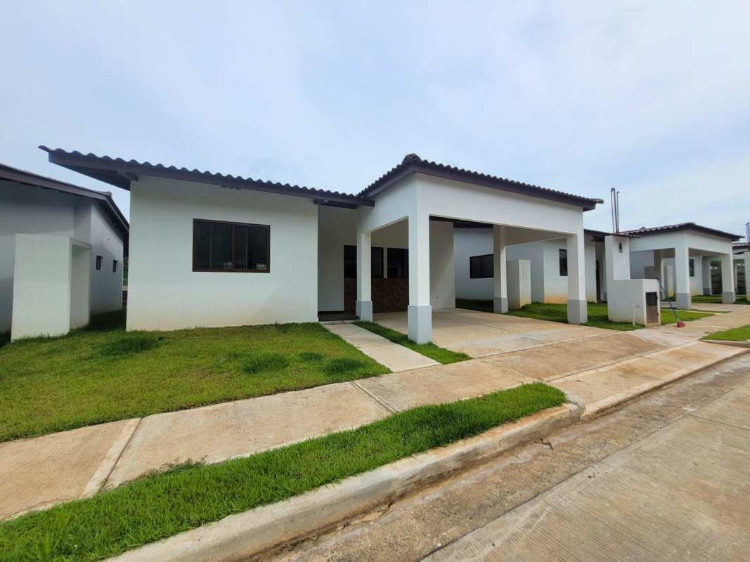Bedroom with walk-in closet modern tile floors in PH Paseo del Rey Panama