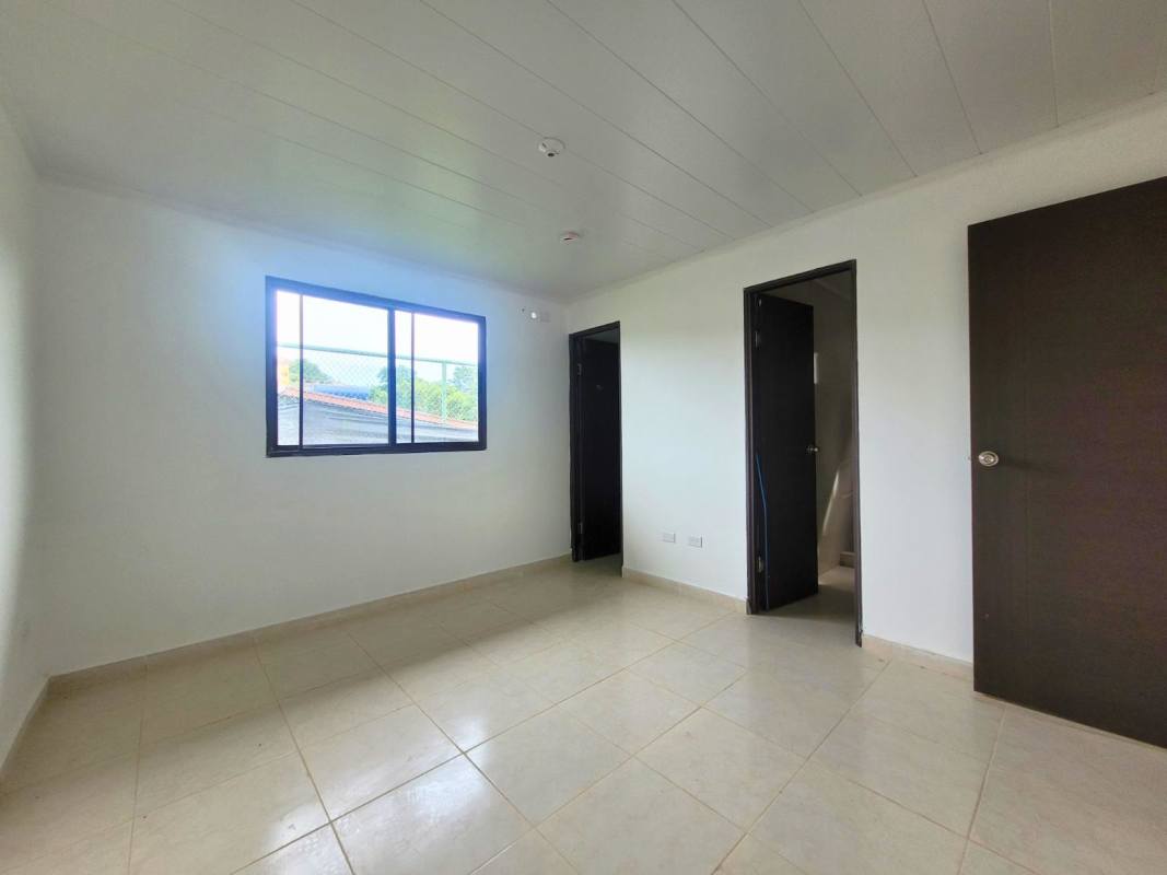 Bedroom with tile floor and closet at PH Paseo del Rey Arraiján Panama
